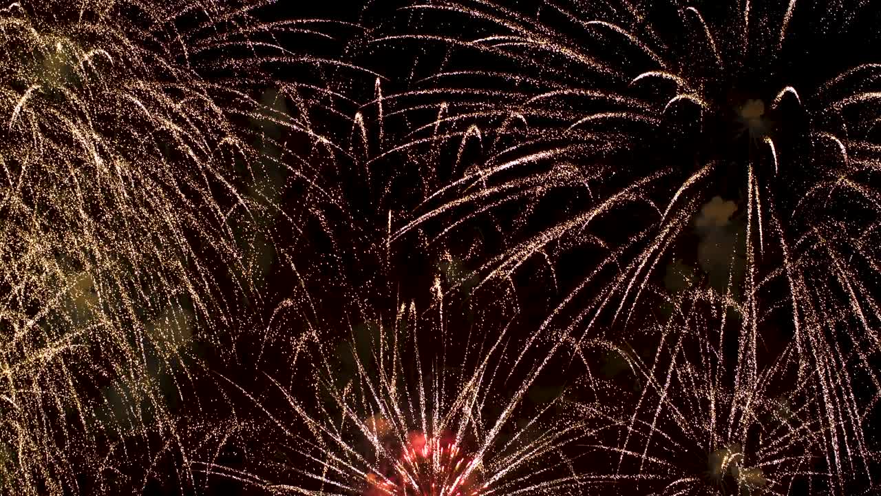 coloridos fuegos artificiales explotando en el cielo nocturno. celebraciones y eventos en colores brillantes.