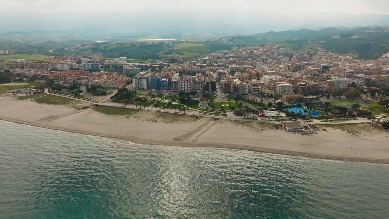 Paesaggio marino della città di Soverato in Calabria, una popolare destinazione turistica.