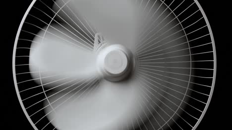 ventilador eléctrico sobre fondo negro