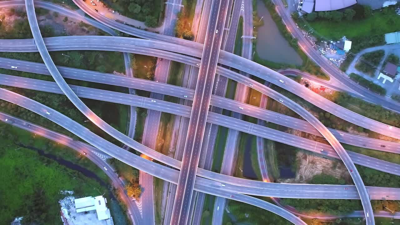 4k 타임 스 (hyperlapse) 는 운송 및 유통을 위한 고속도로 네트워크 또는 교차로의 공중 전망입니다.