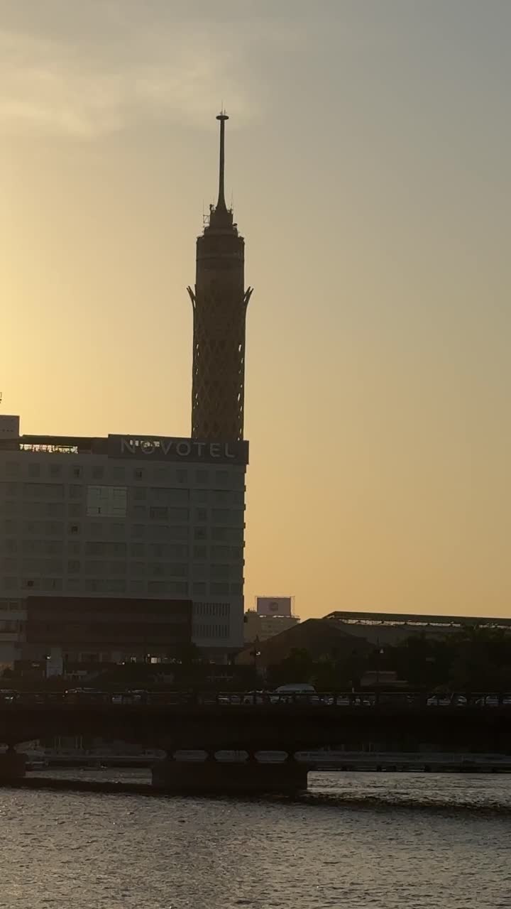 una vista de una torre del cairo con vistas al nilo, toma de cerca, toma amplia