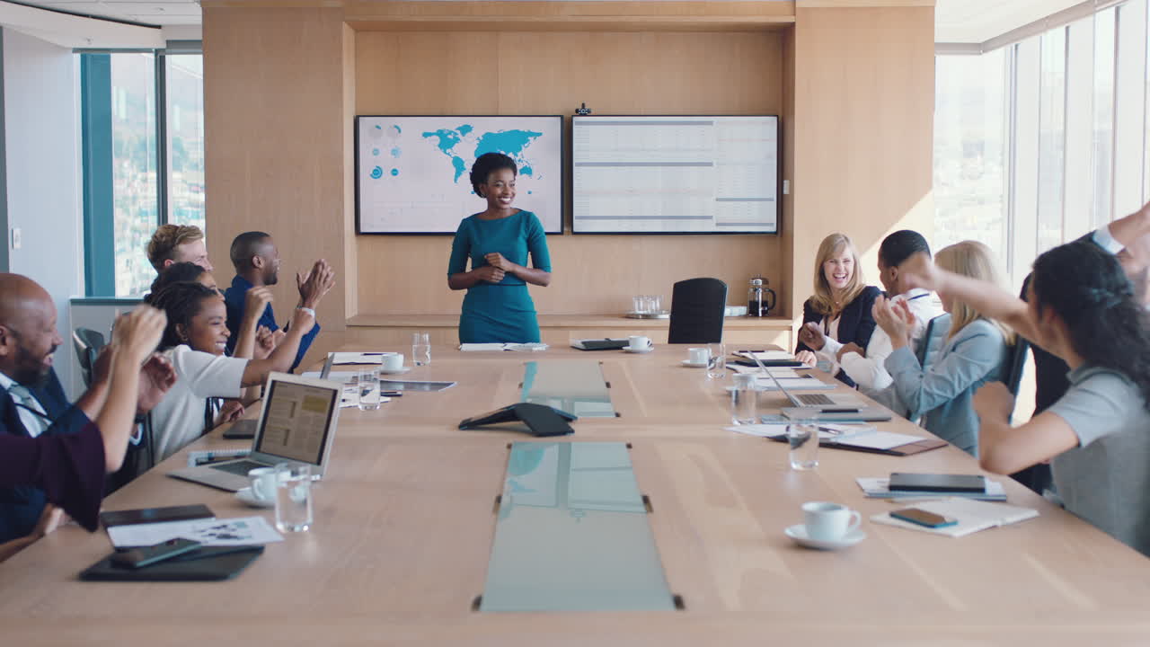 cinco altos, éxito o gente de negocios en la reunión
