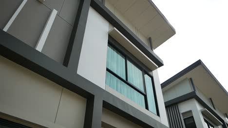 Diseño-Exterior-De-Casa-Contemporánea-Moderna-Blanca-Y-Gris