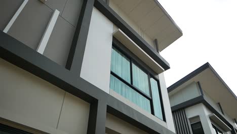 diseño exterior de casa contemporánea moderna blanca y gris