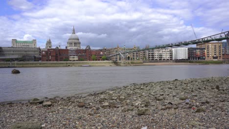 Blick-Auf-Londons-Berühmte-St.-Pauls-Kathedrale-Und-Die-Geschäftige-Millennium-Bridge,-Auf-Der-Es-über-Die-Themse-Von-Touristen-Wimmelt