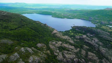 Luftwagen-Errichtung-Des-Sanabria-Sees-In-Zamora,-Spanien,-Ruhiger-Tag-Auf-Dem-Wasser