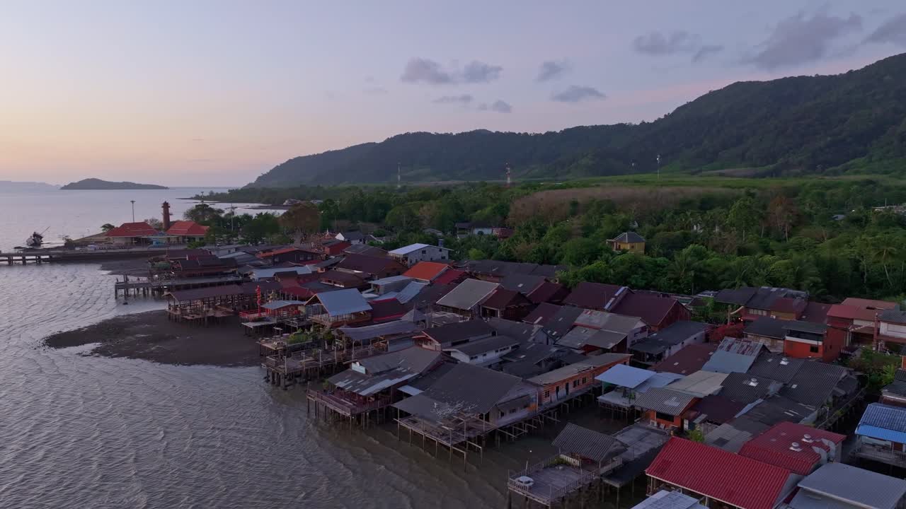 Tayland, Ko Lanta'nın eski mahallesinde altın saat parıltısı