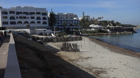 vista costera de una playa tunecina con edificios turísticos a lo largo de la costa en la luz de la mañana