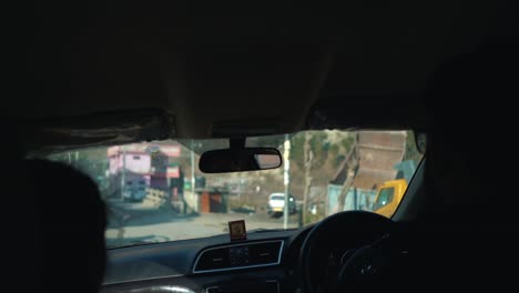 Vista-De-La-Ventana-Del-Coche-En-Cámara-Lenta-Fuera-De-Las-Montañas-Himachal-Y-La-Silueta-De-Una-Pareja-Conduciendo-En-La-India-Cinemática