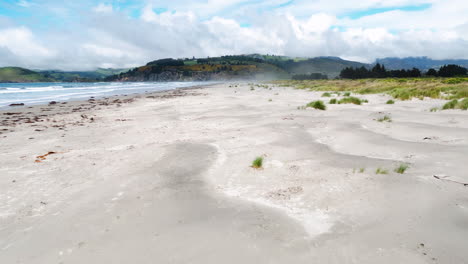 Warrington-Domain-Beach-En-Nueva-Zelanda,-Low-Dolly-En-Over-Dunes