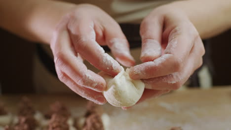 un panadero profesional hace dumplings con relleno de carne. deliciosa cocina tradicional ucraniana