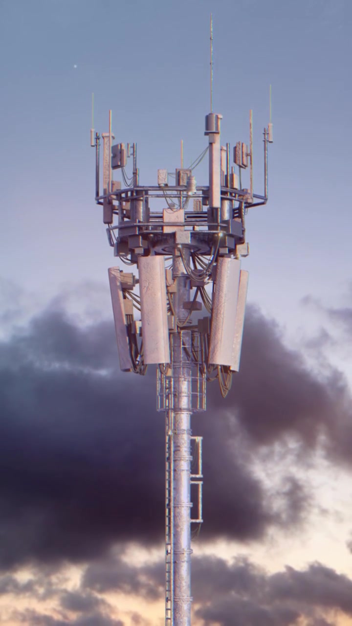 Torre di comunicazione mobile 5G al tramonto.