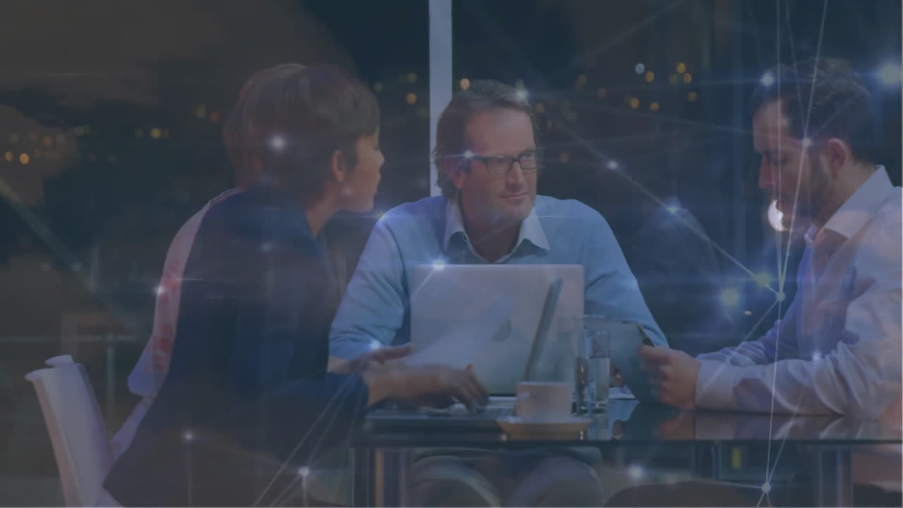 다양한 동료들이 작업에 대해 논의하는 아이콘을 가진 연결 네트워크의 애니메이션