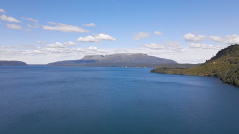 新西蘭塔拉威拉湖 (tarawera lake) 藍色湖 (blue lake) 的頂部,是一座令人驚的花<unk>岩山