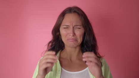 una mujer llorando.