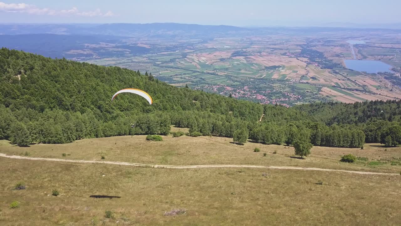 parapente volando muy lentamente sobre el bosque