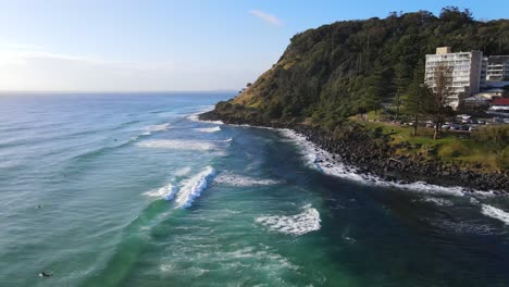 surfistas disfrutando de las olas - montaña - parque nacional burleigh heads - australia
