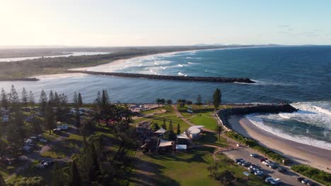 Vista-Aérea-Del-Paisaje-Del-Dron-Del-Puerto-Del-Río-Hastings-Macquarie-Pueblo-Rural-Turismo-Playa-De-La-Ciudad-De-Viaje-Medio-Costa-Norte-Río-Hastings-Nsw-Australia-4k