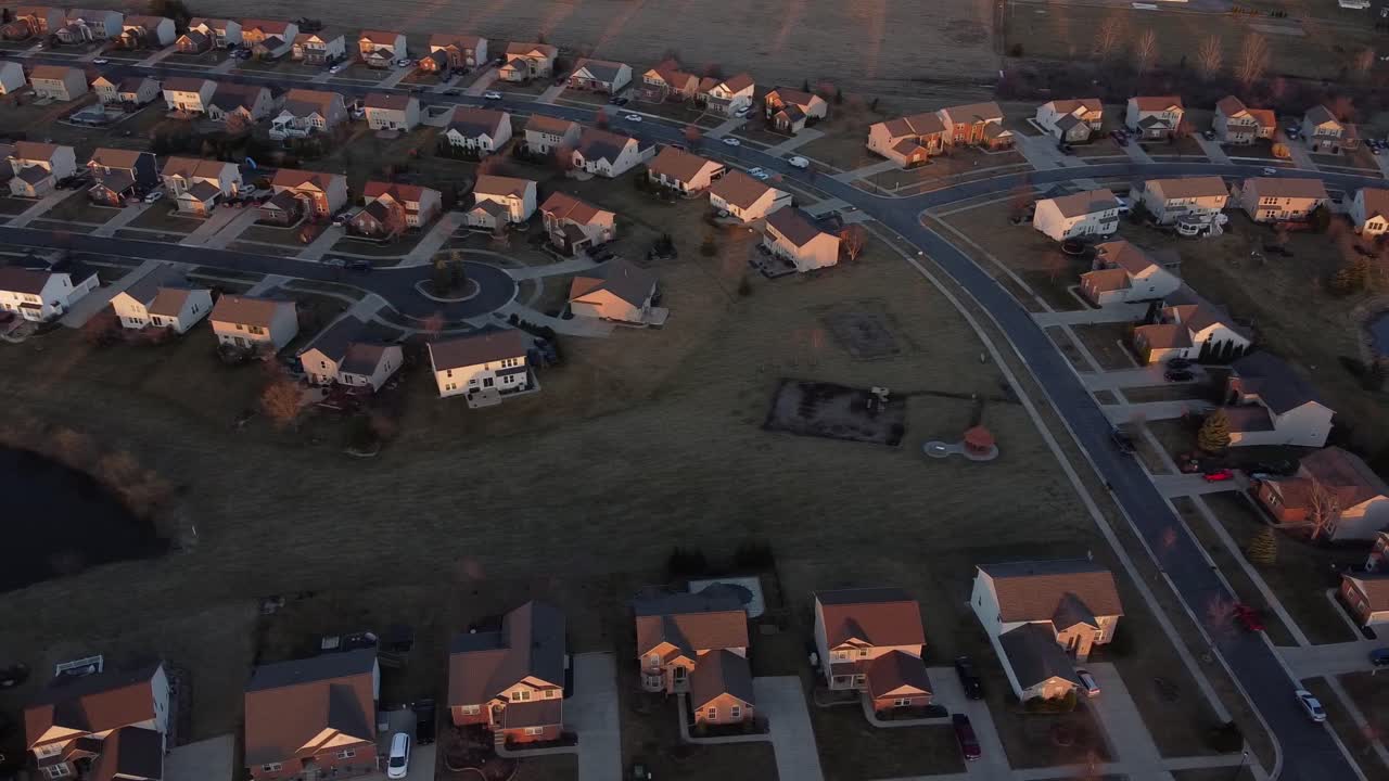 urbanización rural con calles en michigan, estados unidos, vista aérea