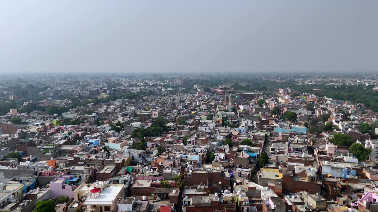 Mathura è una città dove il tempo rallenta, permettendo alla devozione di essere al centro della scena rispetto al caos moderno
