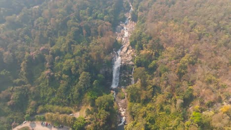 imágenes aéreas en 4k de las cataratas de wachirathan, chiang mai, tailandia, asia