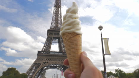 helado contra la torre eiffel visitando parís