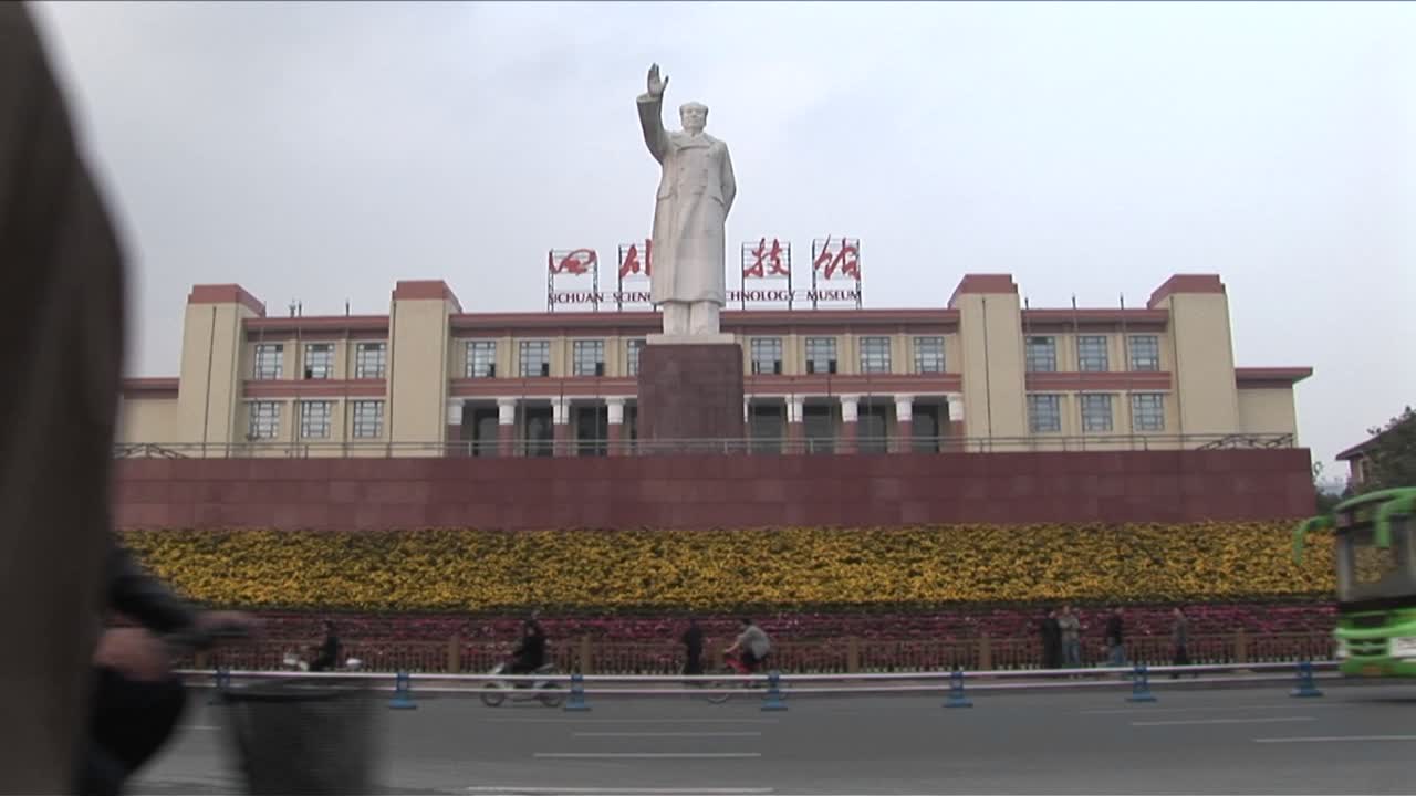 una estatua del dictador chino mao señala a una nueva china 1