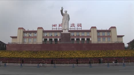 a statue of chinese dictator mao signals to a new china 1