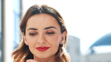 retrato de una mujer con labios rojos