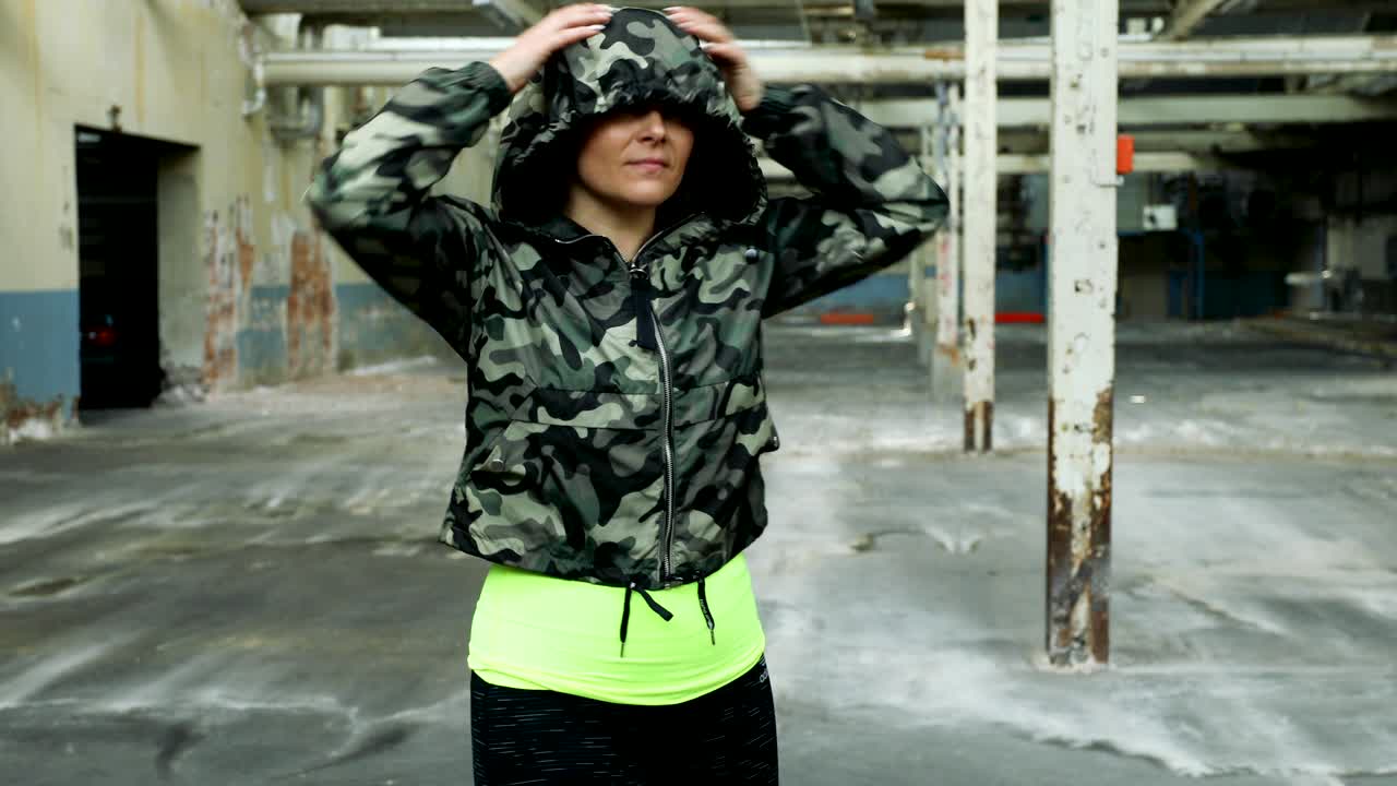 mujer con una chaqueta deportiva con cremallera