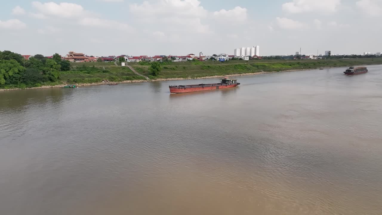 화물을 운반하는 컨테이너 선박