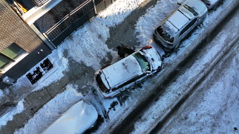 雪地覆蓋的城市街道上的緊密停車場