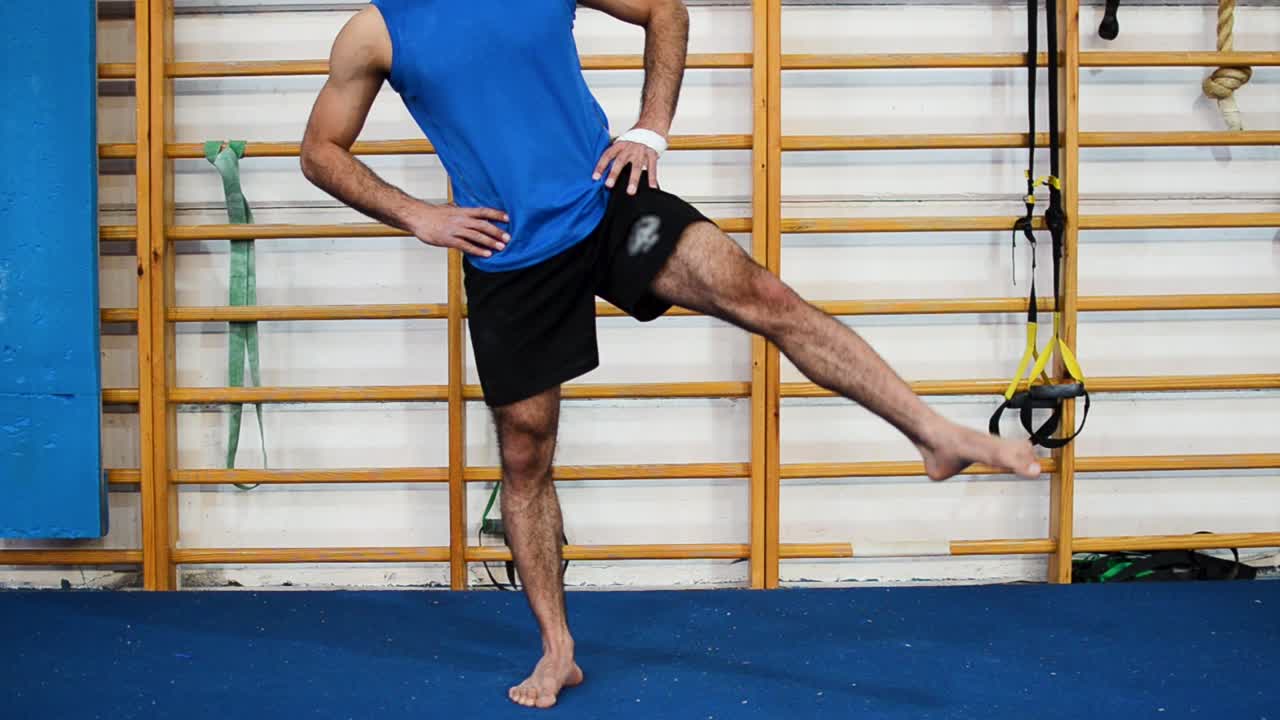 tiro ainda de exercícios de tornozelo com base em elementos de fitness de ginástica