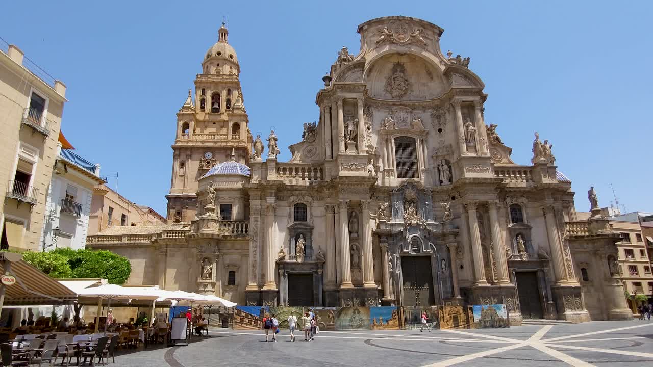 여름에 스페인 무르시아의 메인 광장에 있는 고딕 양식의 성당