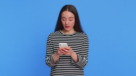 glückliche, aufgeregte gewinnerin benutzt ein smartphone, feiert den erfolg, gewinnt, spielt ein spiel, gute lotto-nachrichten