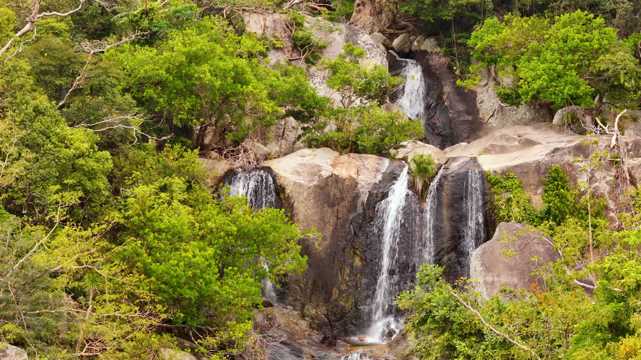 espectaculares cascadas en cascada a través de antiguas formaciones rocosas y exuberantes selvas verdes del parque nacional nui chua