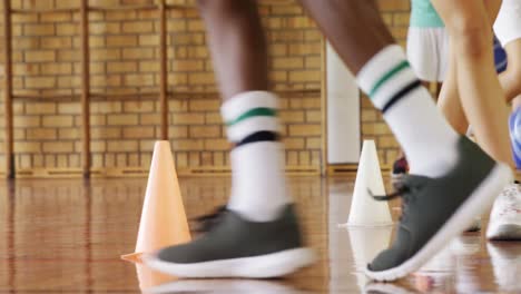 sección baja de niños de secundaria jugando al baloncesto