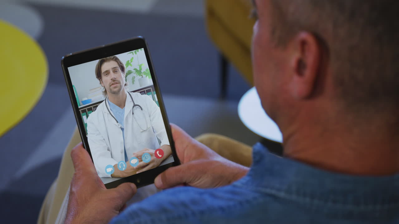 Uomo anziano in videochiamata sul suo tablet a casa.