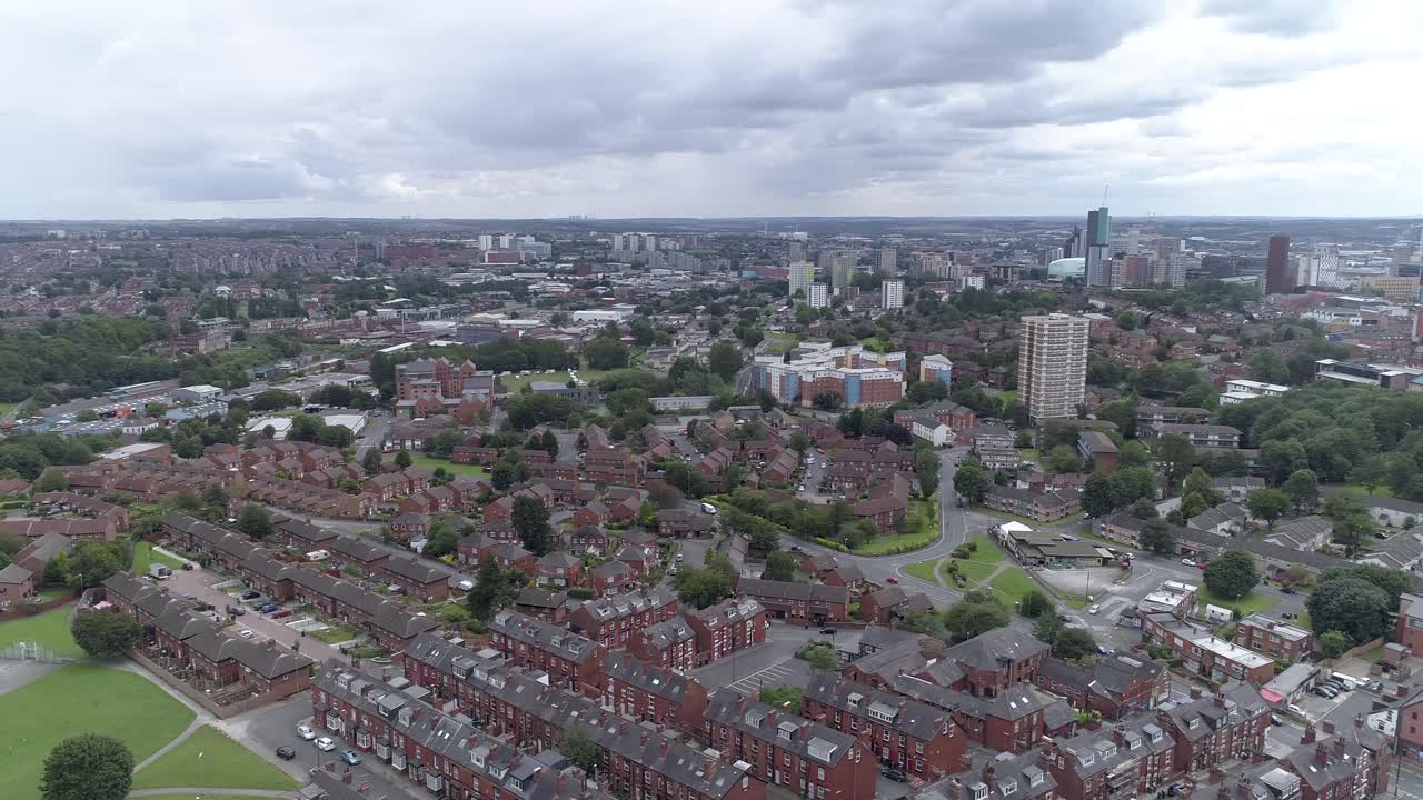 vista aérea de la ciudad de leeds mirando al sur sobre áreas residenciales