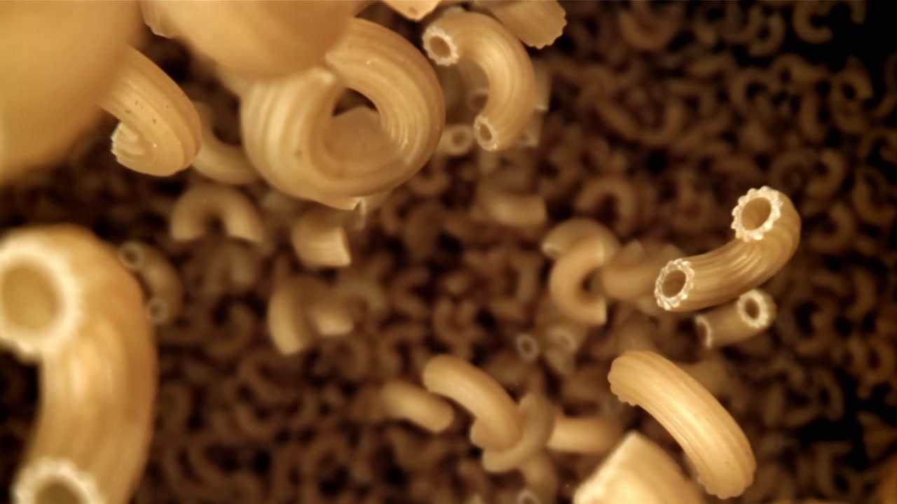 Maccheroni secchi che cadono al super rallentatore