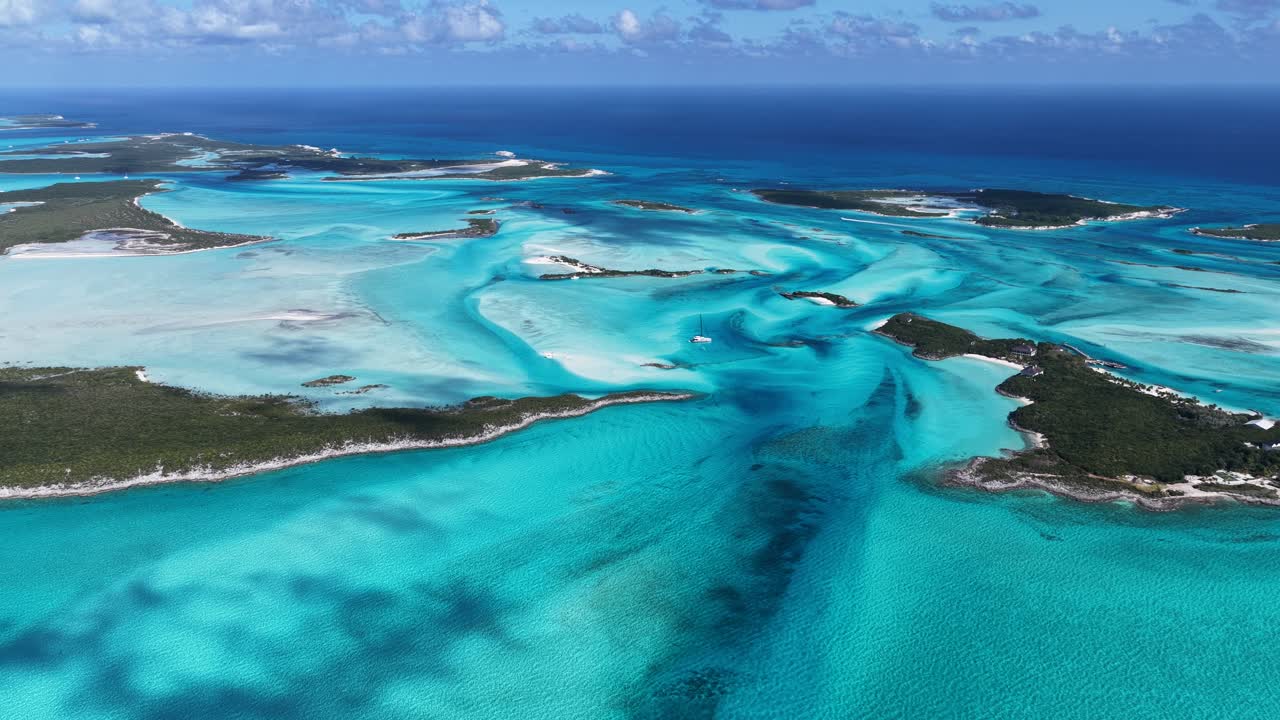 Skyline di Exuma a Black Point, Bahamas. Skyline marino. Paesaggio in sfumature di blu. Viaggi estivi. Skyline di Exuma a Black Point, Bahamas. Edifici a molti piani.