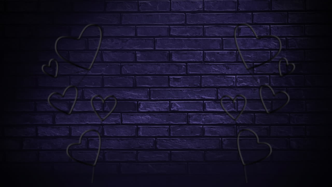 corazones de luz led en una pared de ladrillo