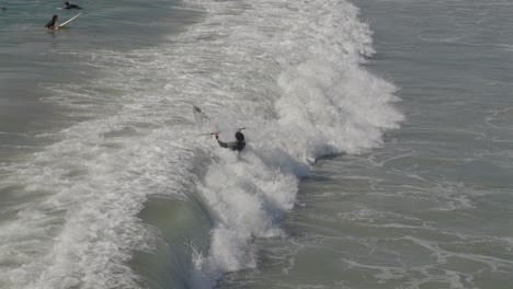 kayakista oceánico tomando una ola de tamaño mediano