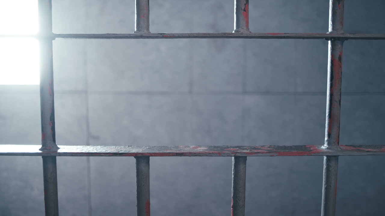 감방에서 서성거리는 죄수의 중간 샷