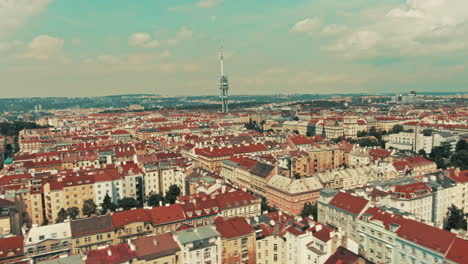 Luftpanorama-Des-Fernsehturms-In-Zizkov-Prag-Im-Sommer