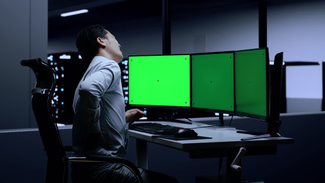 직장에서 허리 통증이 있는 남자