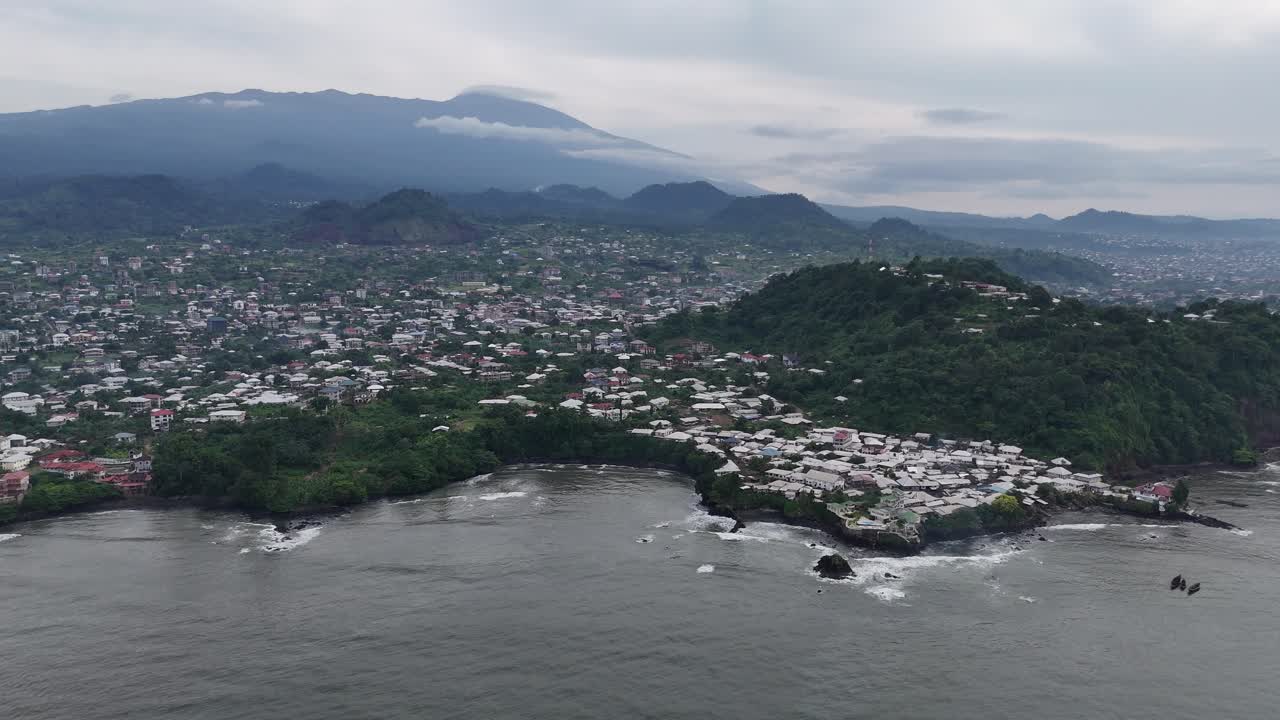 panorama de drone com vista para os extensos edifícios residenciais e a vegetação tropical de Limbe, Camarões, ao longo do Golfo da Guiné