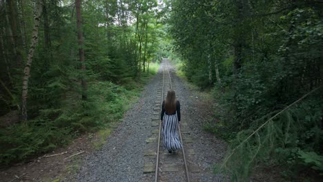 Schönes-Junges-Mädchen-Geht-Entlang-Der-Gleise-Im-Wald