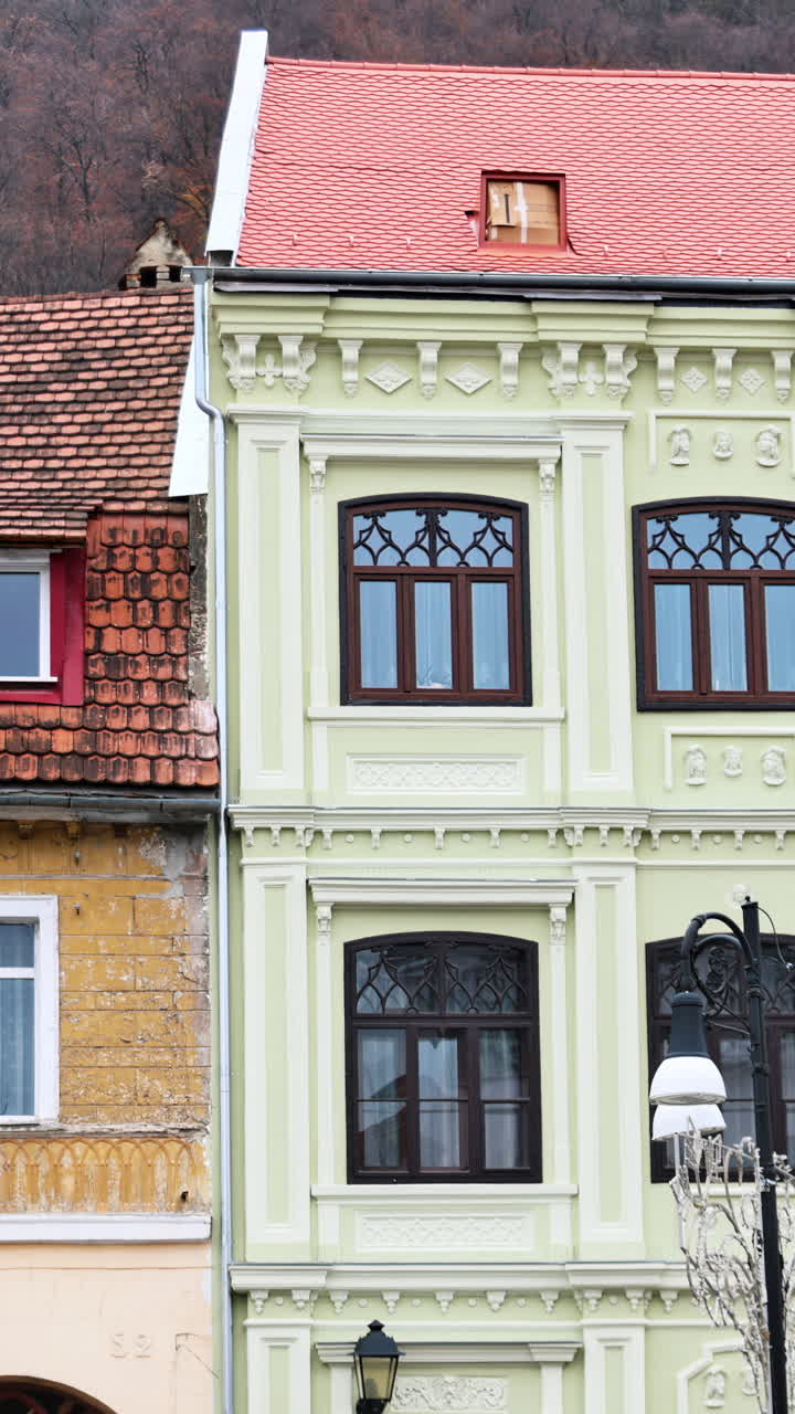 Useiden vanhanaikaisten rakennusten julkisivu Romanian Brașovissa. Pystykuva