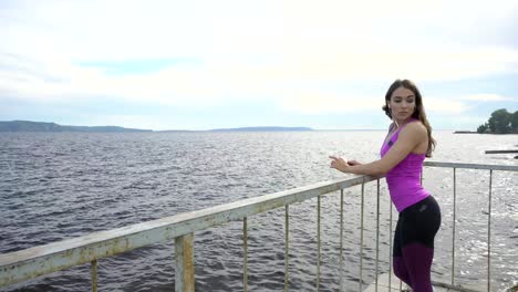 mujer disfrutando de la vista de un río